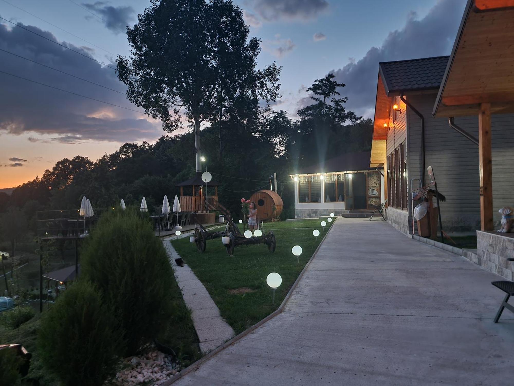 Apartmán La Maria Si Ioana Curtea de Argeş Exteriér fotografie
